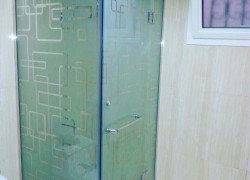 ابواب زجاج للحمامات