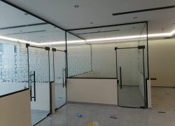 تقطيع المكاتب بالزجاج